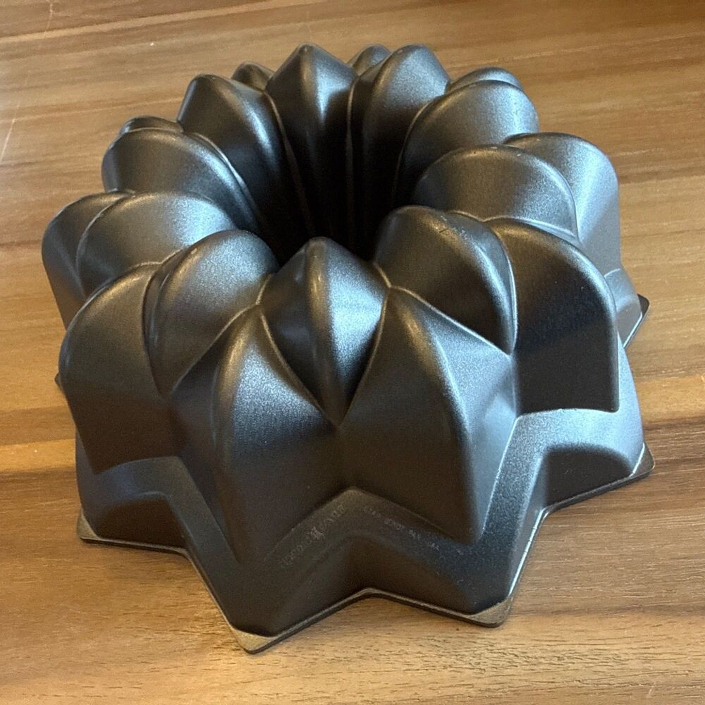 Lot of 2 Bundt Cake Pans Wilton Hearts Nordic Ware Geometric Non-Stick Aluminum - Picture 5 of 7